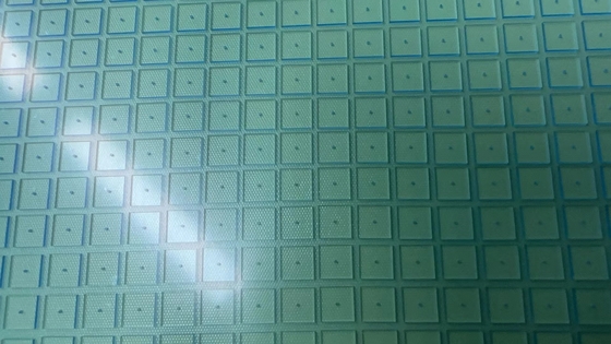 क्वार्ट्ज / बोरोसिलिकेट यूवी ग्लास प्लेट पंचिंग होल 4.4 X 4.4 X 0.5mmt